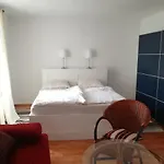 Ehemalige Bibliothek Fuer 2 Mit Kueche Kamin Netflix Parken Und Hofladen Apartment Steinhofel