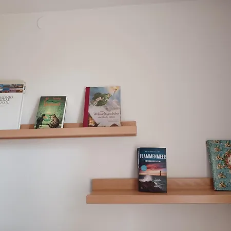 Lejlighed Ehemalige Bibliothek Fuer 2 Mit Kueche Kamin Netflix Parken Und Hofladen Steinhofel